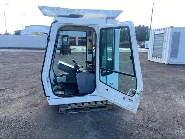 LIEBHERR R 900 B KABINA